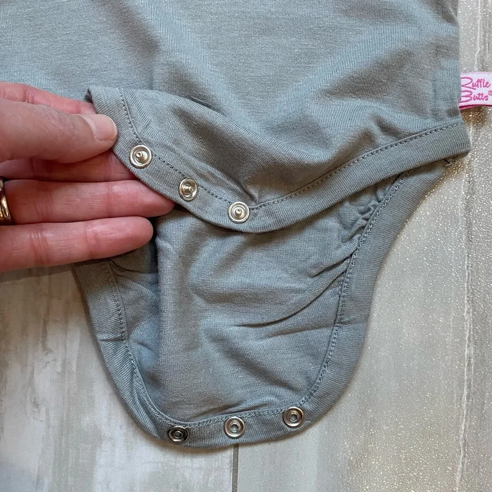 NWT RuffleButts Gray Long Sleeve Basic Ruffle Layering Bodysuit, girls 3-6M